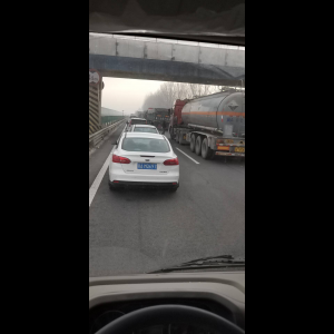 “为什么很多车没有后排中央头枕？能自己加装吗？”
