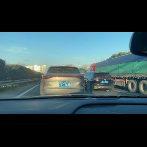 “为什么很多车没有后排中央头枕？能自己加装吗？”