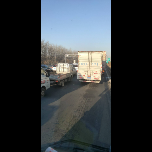 “为什么很多车没有后排中央头枕？能自己加装吗？”