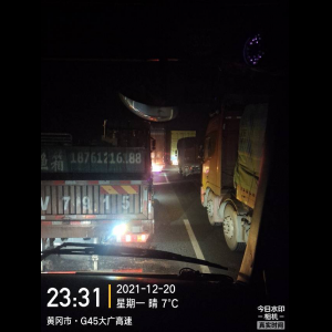 “为什么很多车没有后排中央头枕？能自己加装吗？”