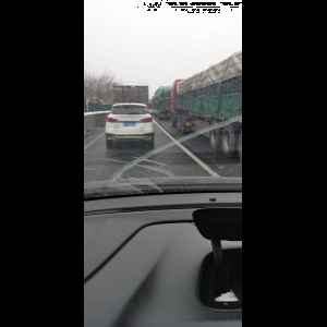“为什么很多车没有后排中央头枕？能自己加装吗？”