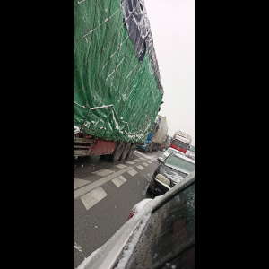 “为什么很多车没有后排中央头枕？能自己加装吗？”