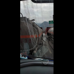 “为什么很多车没有后排中央头枕?能自己加装吗?”