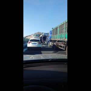 “为什么很多车没有后排中央头枕？能自己加装吗？”