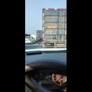 “为什么很多车没有后排中央头枕？能自己加装吗？”