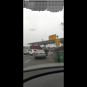 “为什么很多车没有后排中央头枕？能自己加装吗？”