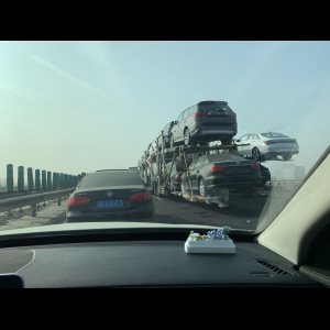 “为什么很多车没有后排中央头枕？能自己加装吗？”