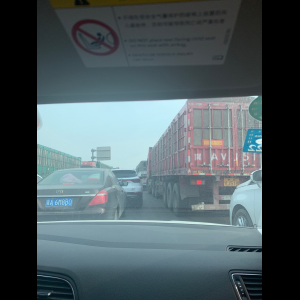“为什么很多车没有后排中央头枕？能自己加装吗？”