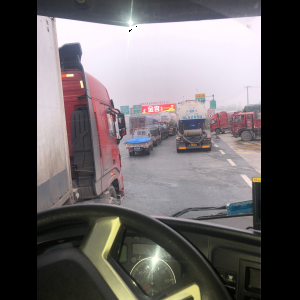 “为什么很多车没有后排中央头枕？能自己加装吗？”