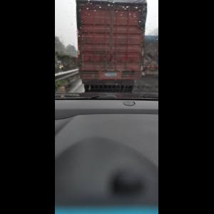 “为什么很多车没有后排中央头枕？能自己加装吗？”