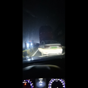 “为什么很多车没有后排中央头枕？能自己加装吗？”