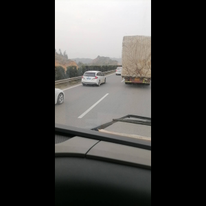“为什么很多车没有后排中央头枕？能自己加装吗？”